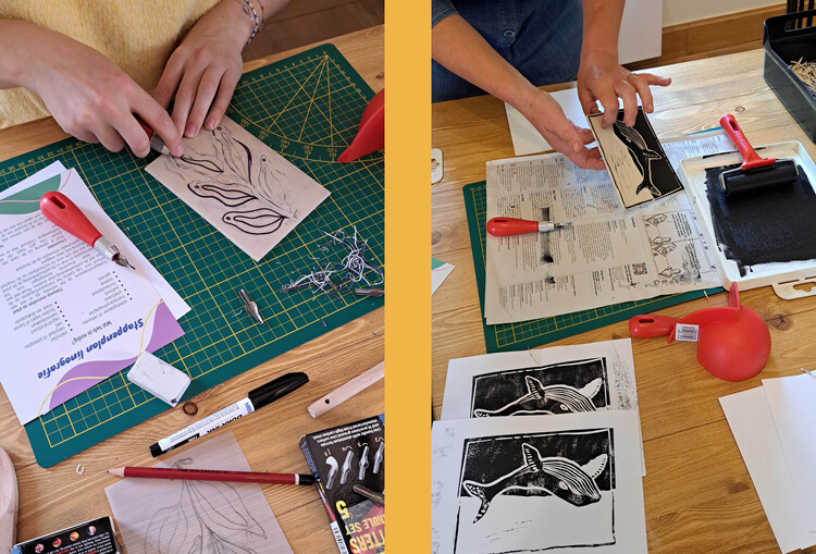 Links: Twee handen zijn een ontwerp aan het uitsnijden in een stuk lino. Rechts: Twee handen zijn een linosnede aan het afdrukken. Vooraan liggen er twee afgewerkte prints op tafel.