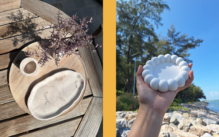 Links: een juwelenschaal in onregelmatige vorm staat op een tafel met houten dienblad en bloemen. Rechts: een hand houdt een ronde juwelenschaal op voor een blauwe lucht.