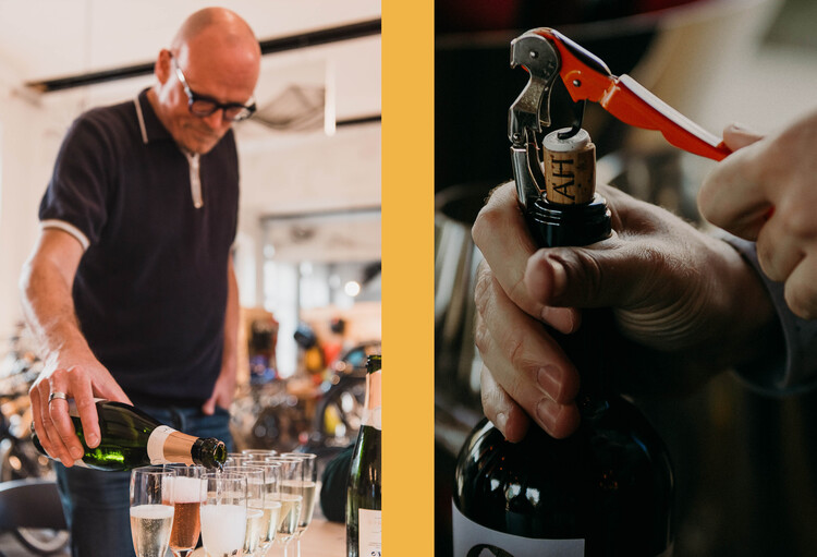 Links: een man met bril schenkt wijn in glazen. Rechts: closeup van een fles wijn die geopend wordt.