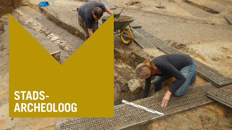 Een foto van twee mensen die aan een opgraving werken. Op de foto staat het woord "stadsarcheoloog".