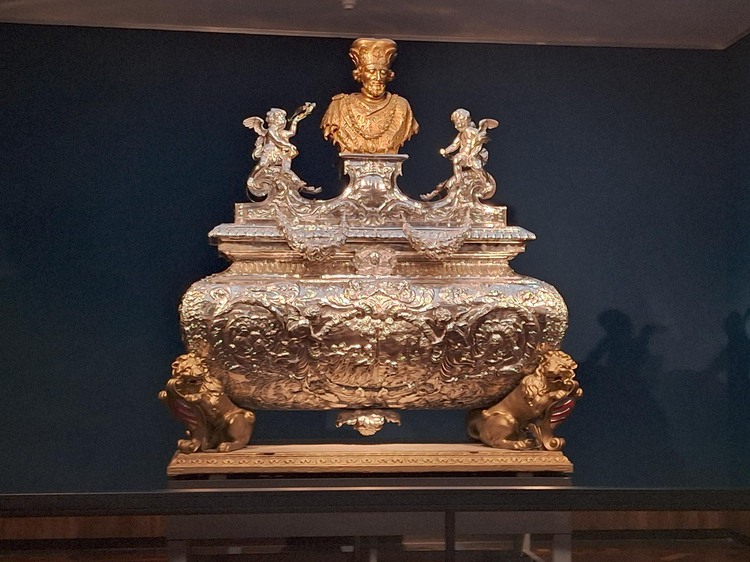 Een ornamentale zilveren kist met onder andere leeuwen als versiering.