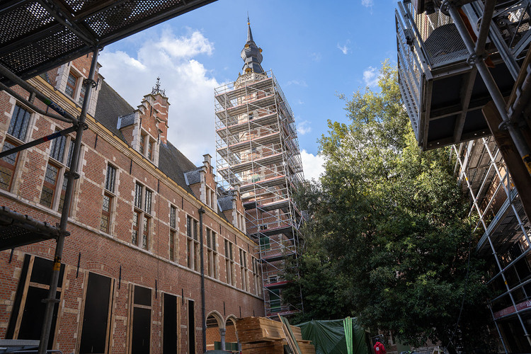 De beiaard toren van het museum staat in de stijgers