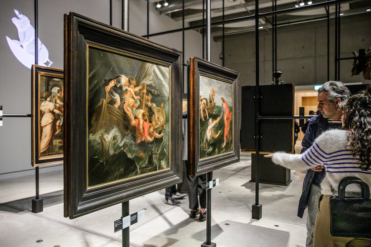 Twee schilderijen van Rubens hangen naast elkaar. Het eerste schilderij toont een schip met vissers. Het tweede schilderij toont Christus die over het water wandelt.