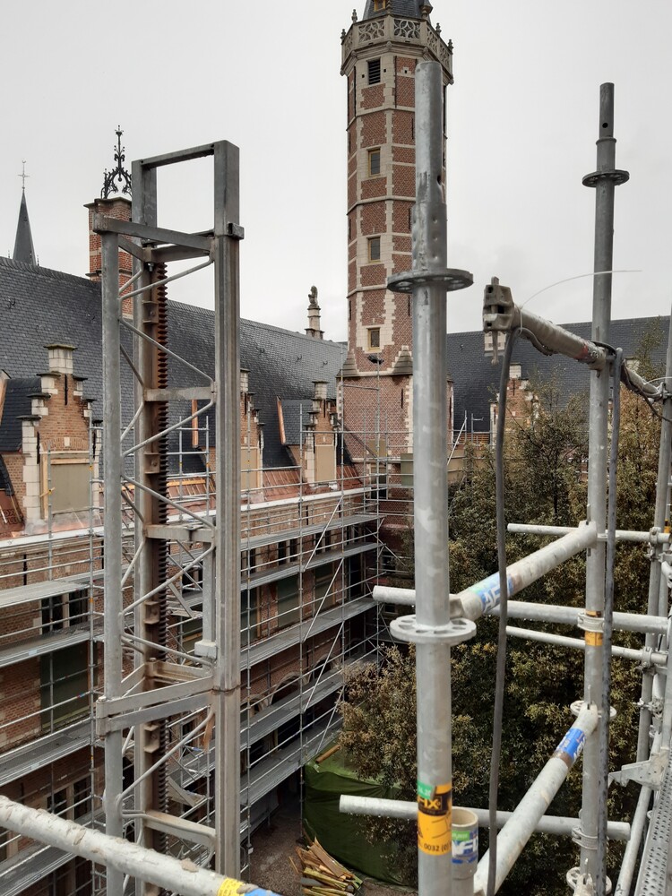 Stellingen rond het binnenplein van het stadspaleis. Op de achtergrond is de beiaardtoren zichtbaar.
