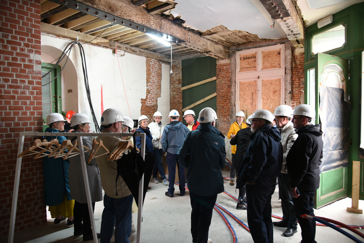 Vrienden van het museum staan op de werf van het Schipke.