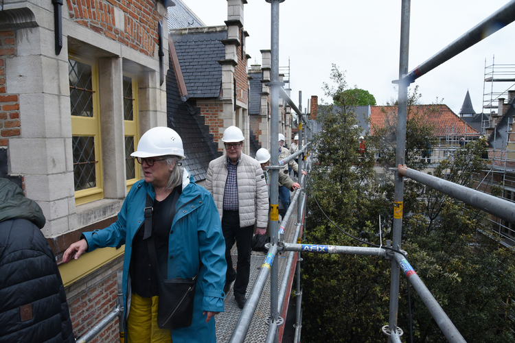 Vrienden van het museum lopen op de stellingen aan het dak van het stadspaleis.