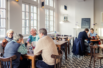 Un groupe de personnes est assis dans un café.